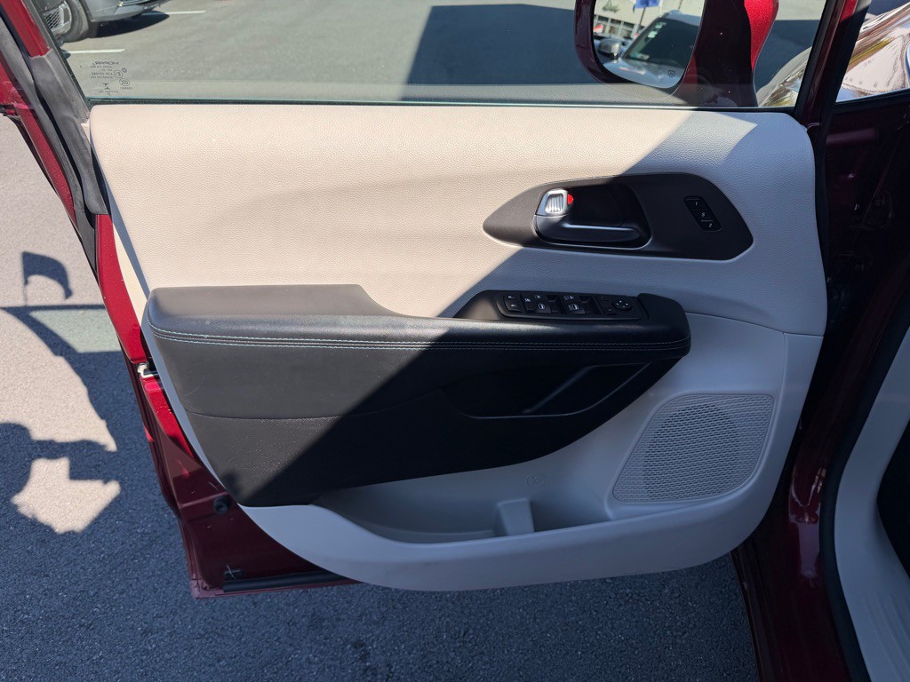 2021 Chrysler Pacifica Image 11