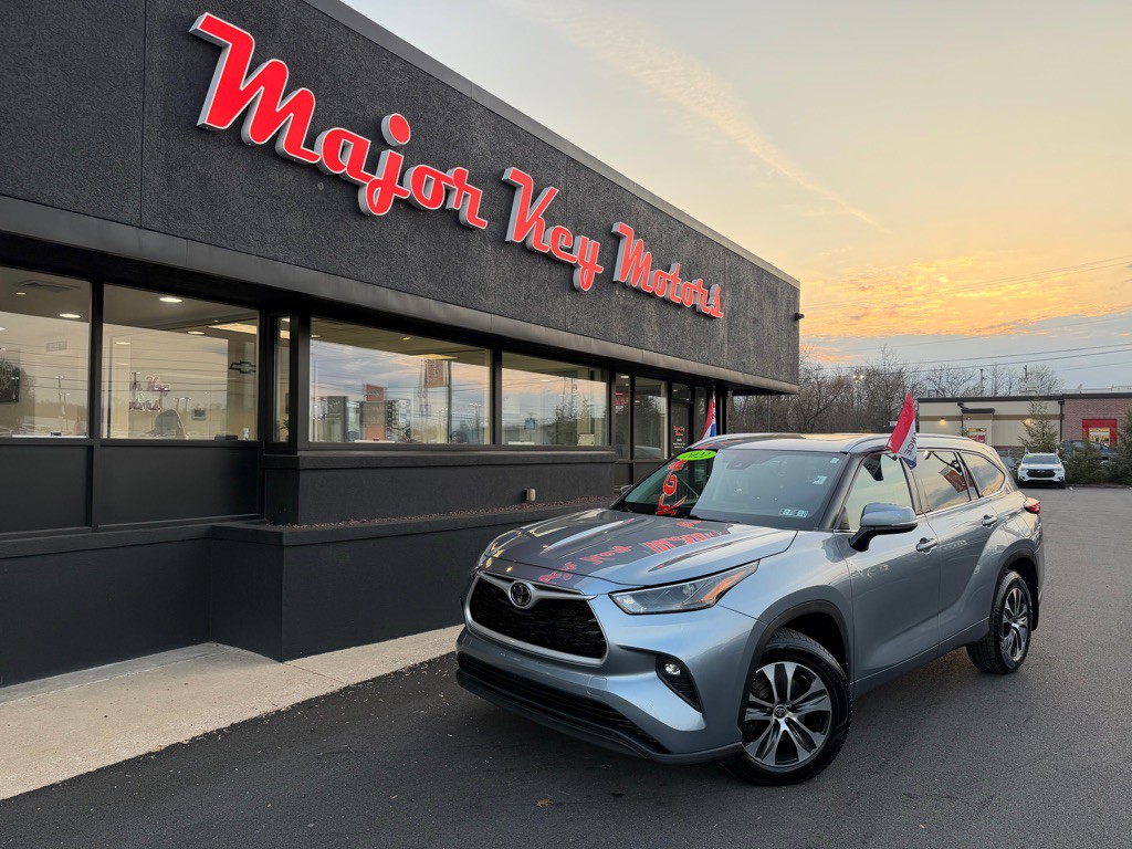 2022 Toyota Highlander Image 1