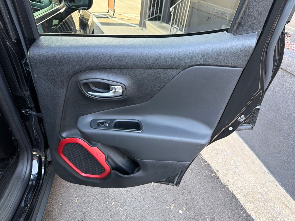 2015 Jeep Renegade Image 24