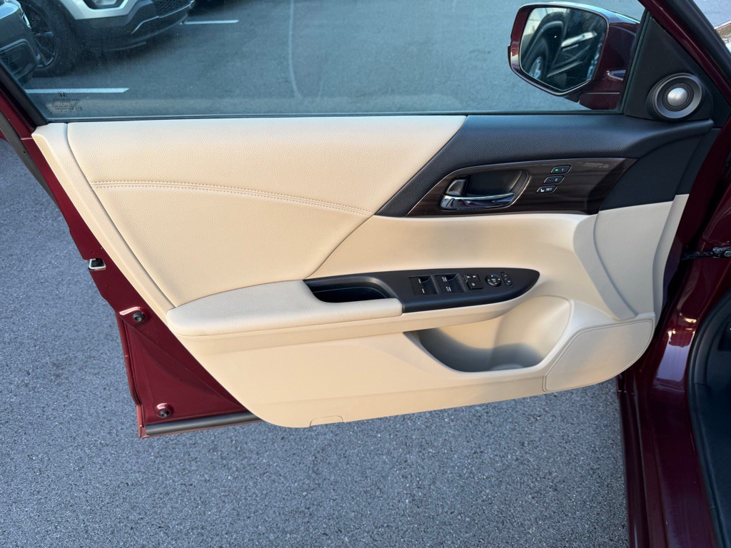 2017 Honda Accord Image 12
