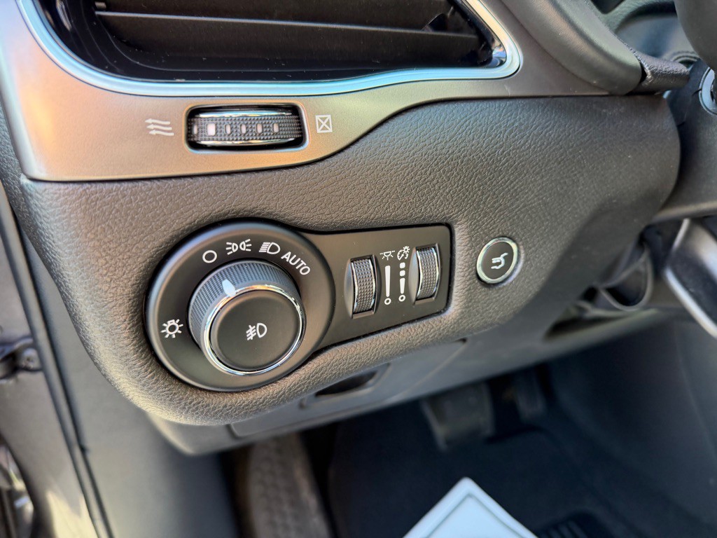2019 Jeep Cherokee Image 14