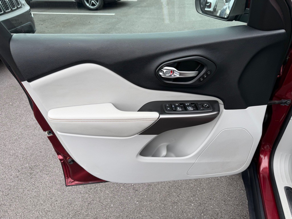 2019 Jeep Cherokee Image 12