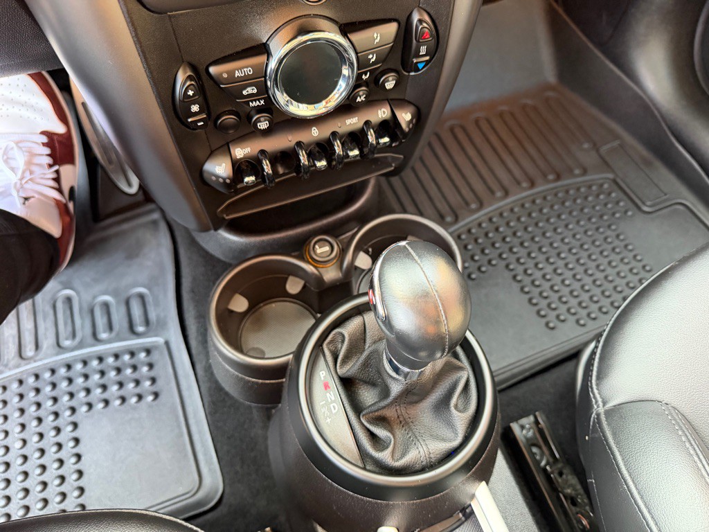 2016 MINI Cooper Image 18