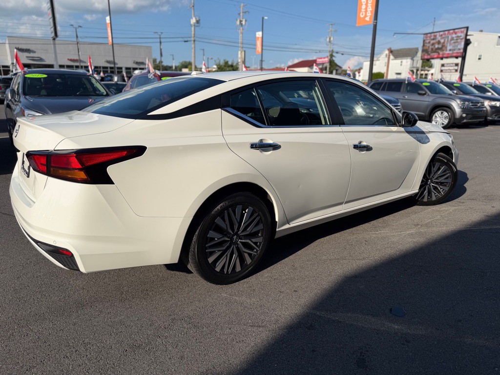 2025 Nissan Altima Image 7