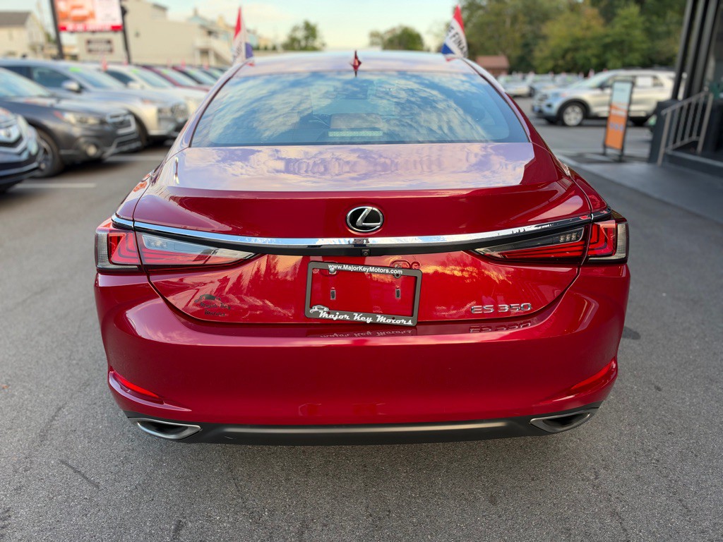 2019 Lexus ES Image 5