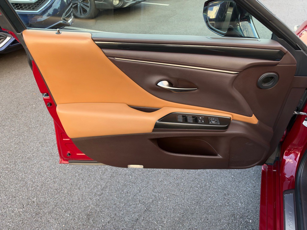2019 Lexus ES Image 12