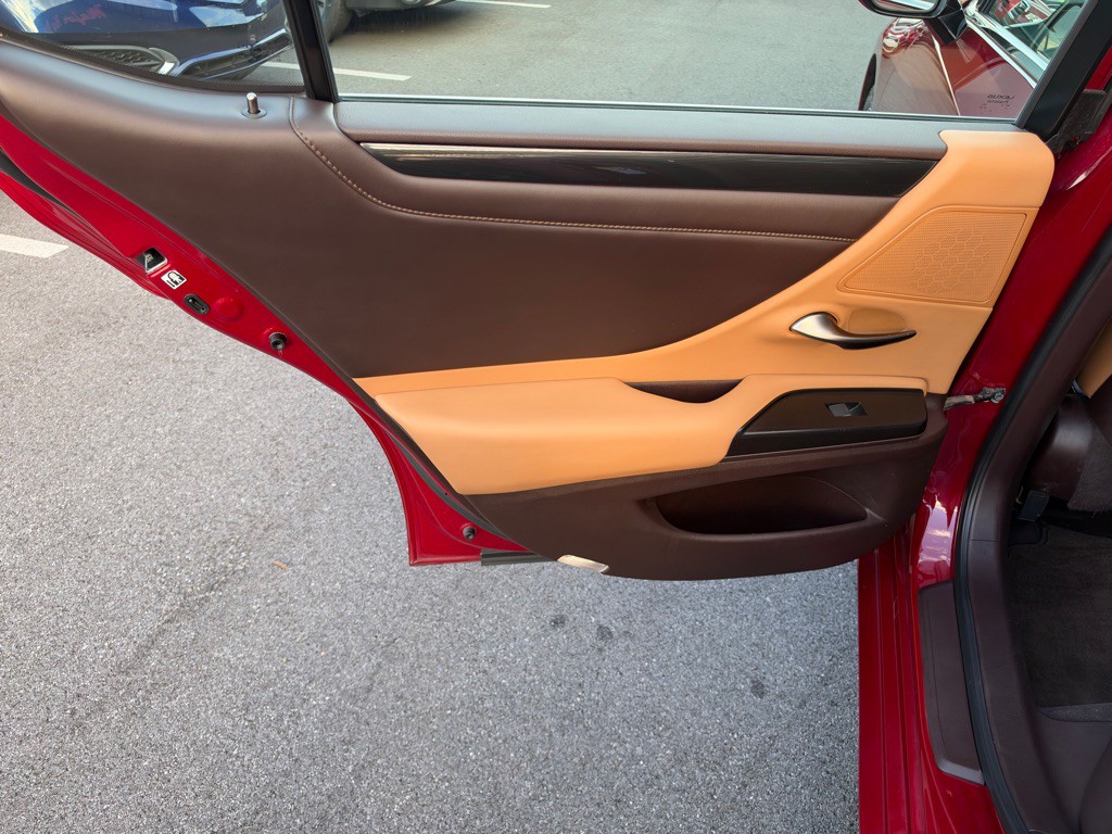 2019 Lexus ES Image 20