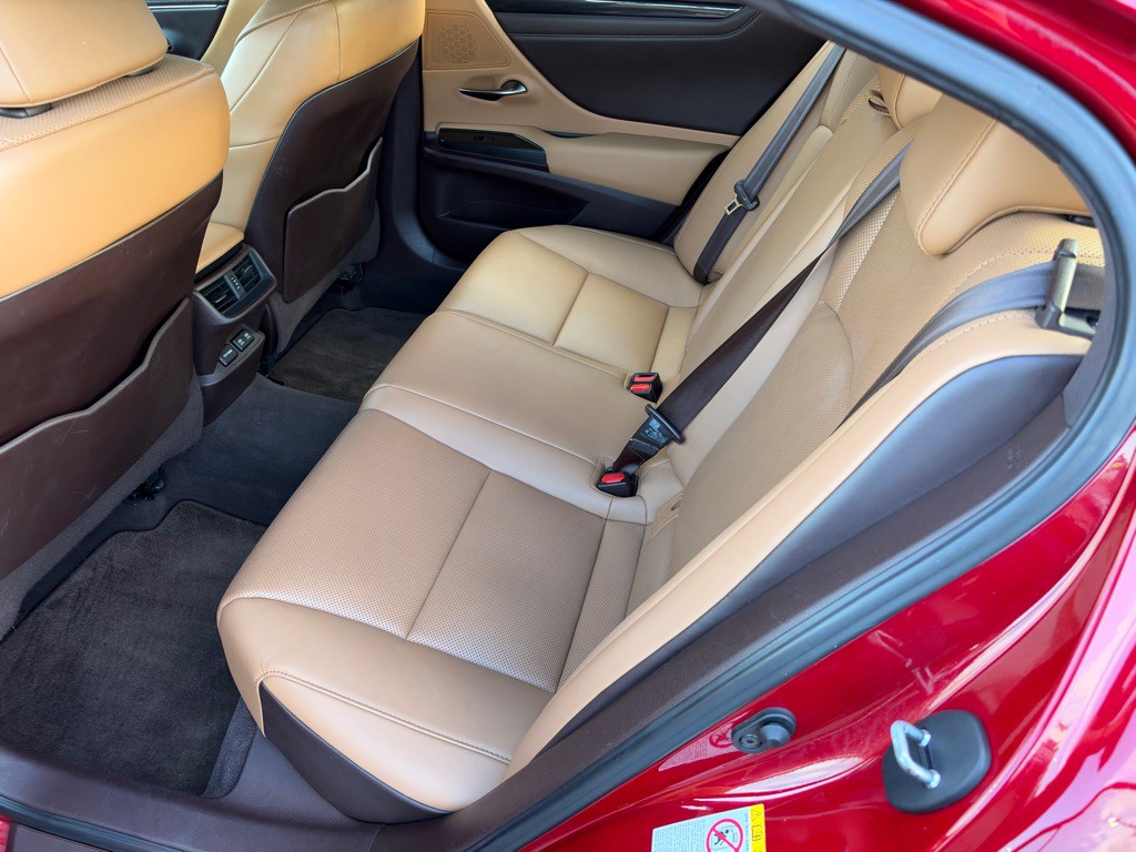 2019 Lexus ES Image 21