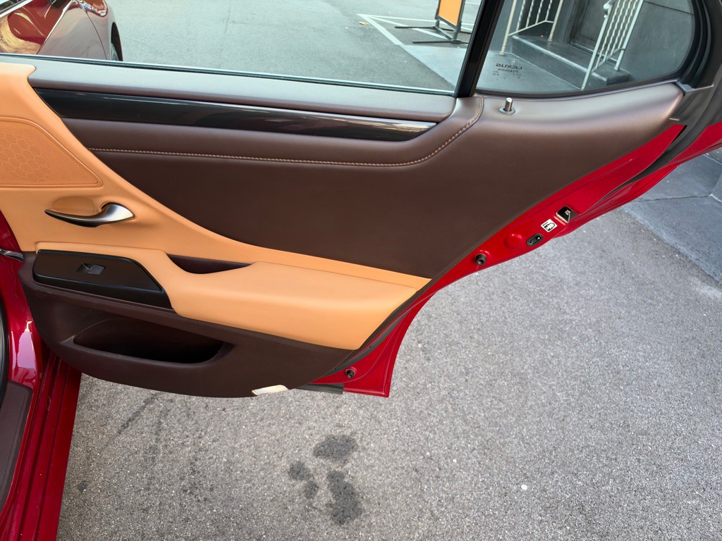2019 Lexus ES Image 24