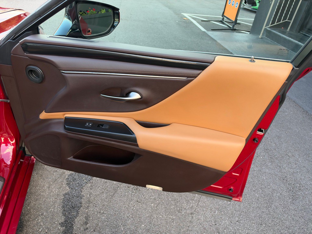 2019 Lexus ES Image 26