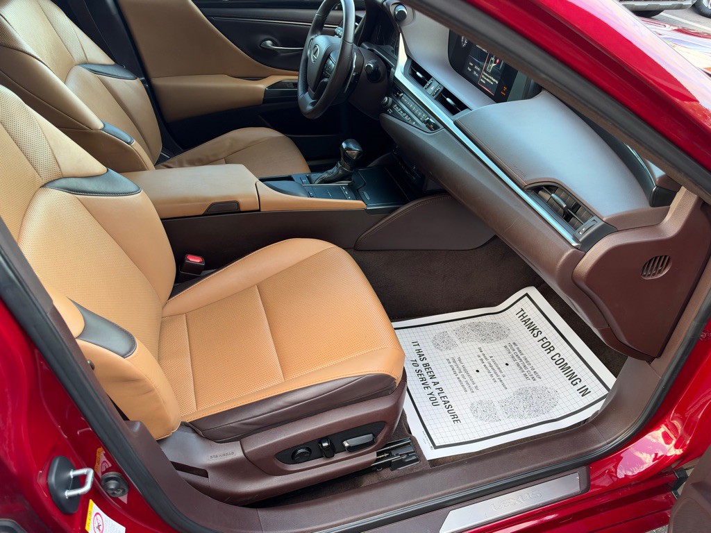 2019 Lexus ES Image 27