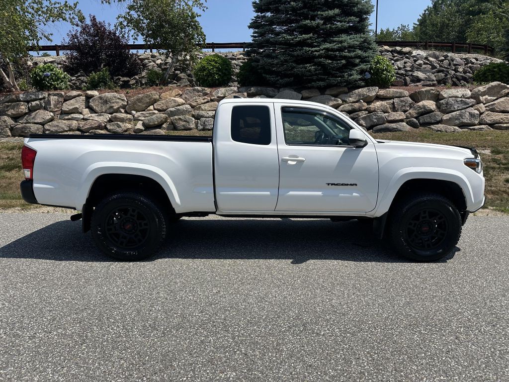 2016 Toyota Tacoma Image 2