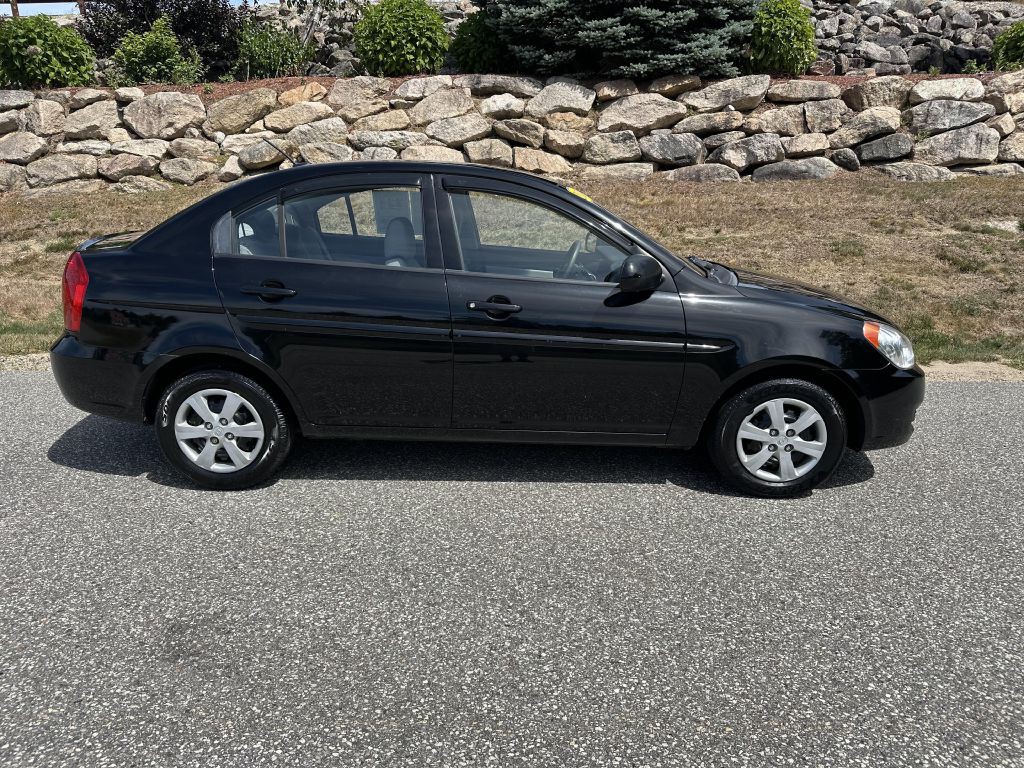2010 Hyundai Accent Image 2