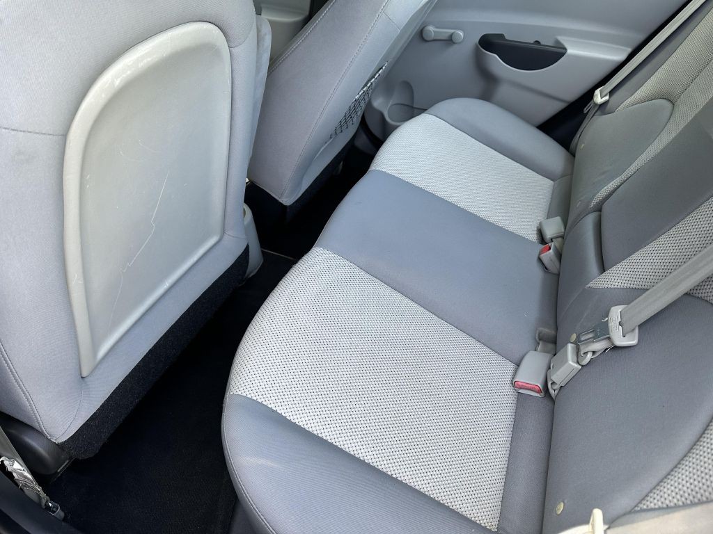 2010 Hyundai Accent Image 8