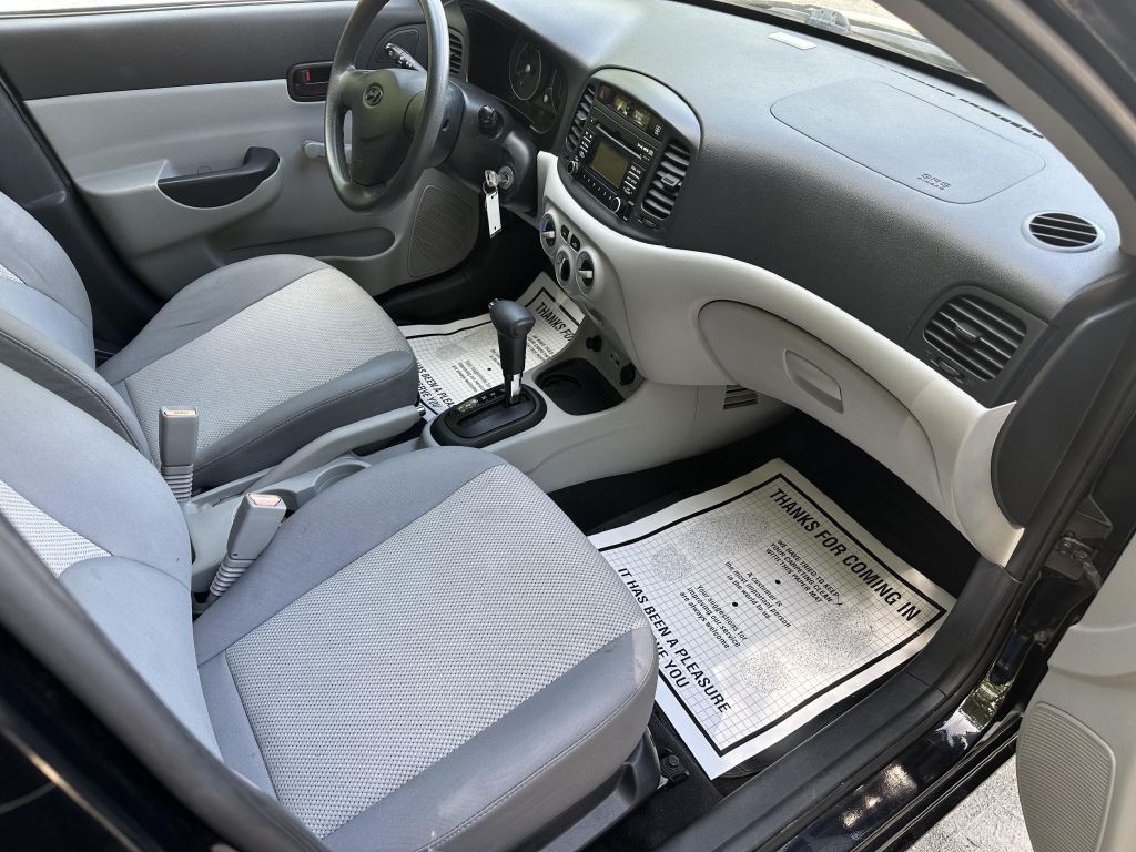 2010 Hyundai Accent Image 9