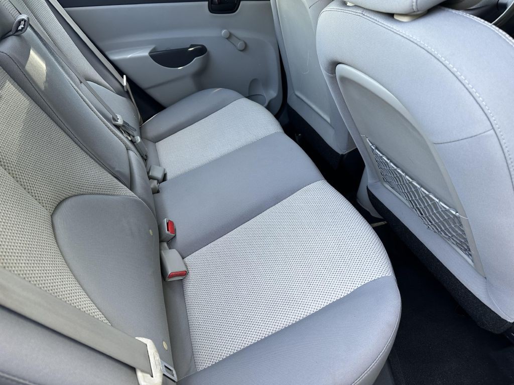 2010 Hyundai Accent Image 10