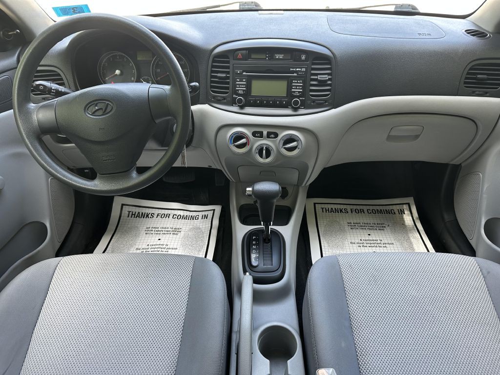 2010 Hyundai Accent Image 11