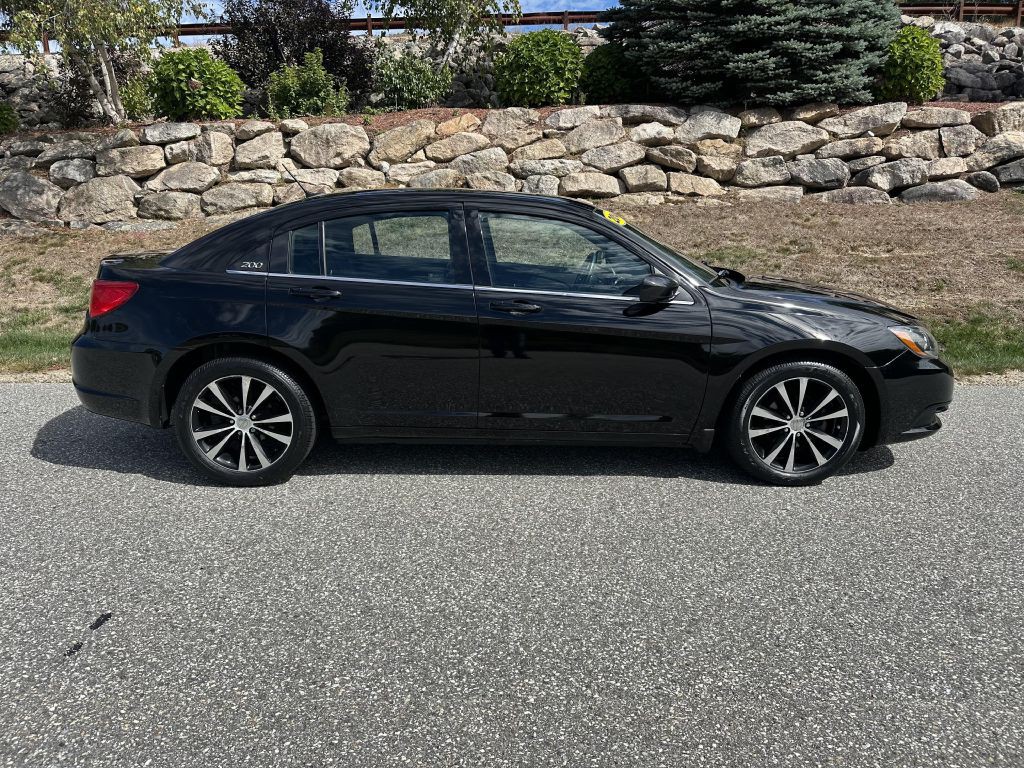 2014 Chrysler 200 Image 2