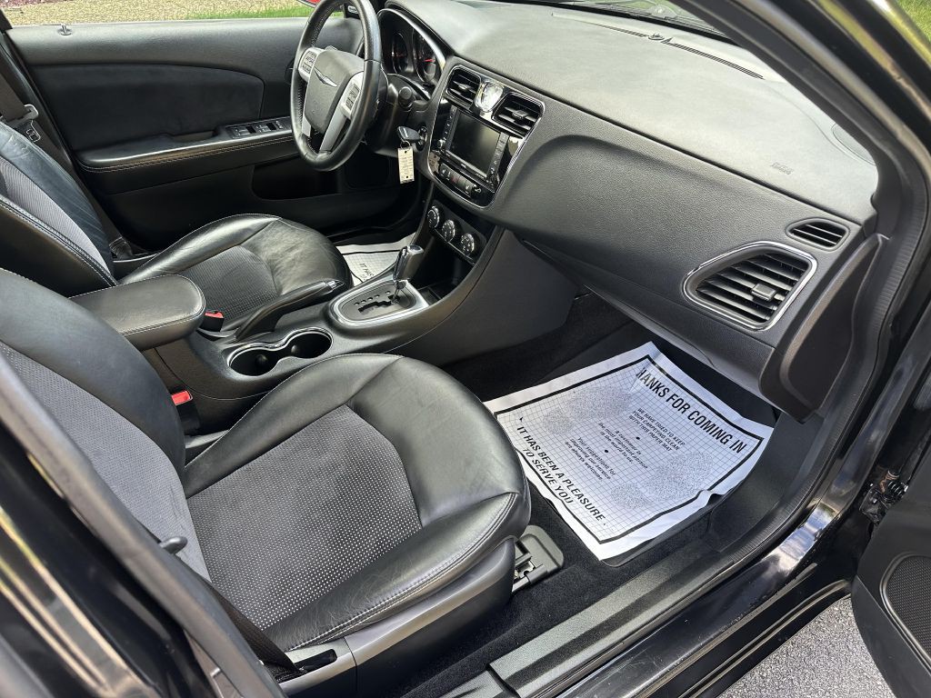 2014 Chrysler 200 Image 9
