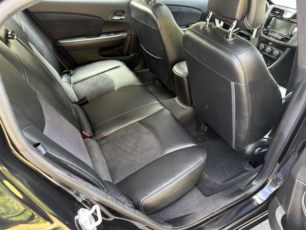 2014 Chrysler 200 Image 10