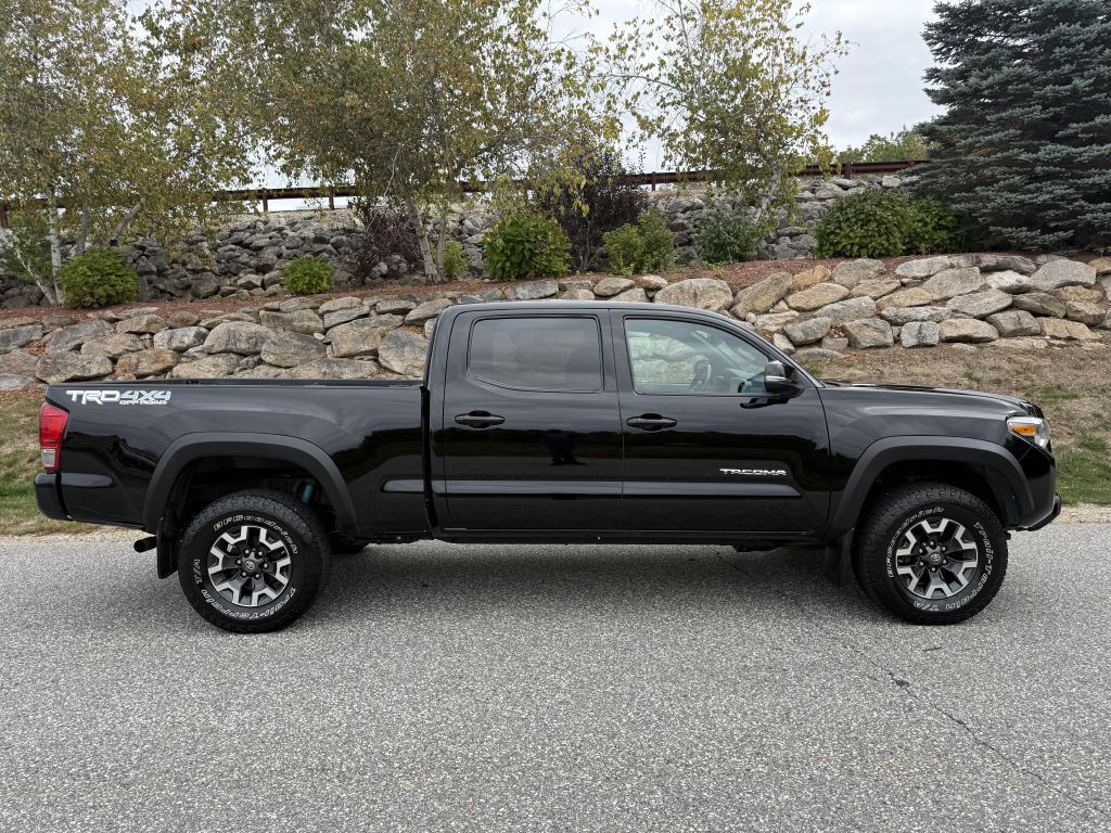 2017 Toyota Tacoma Image 2