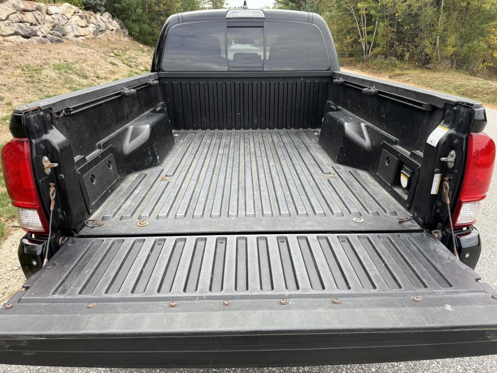 2017 Toyota Tacoma Image 12