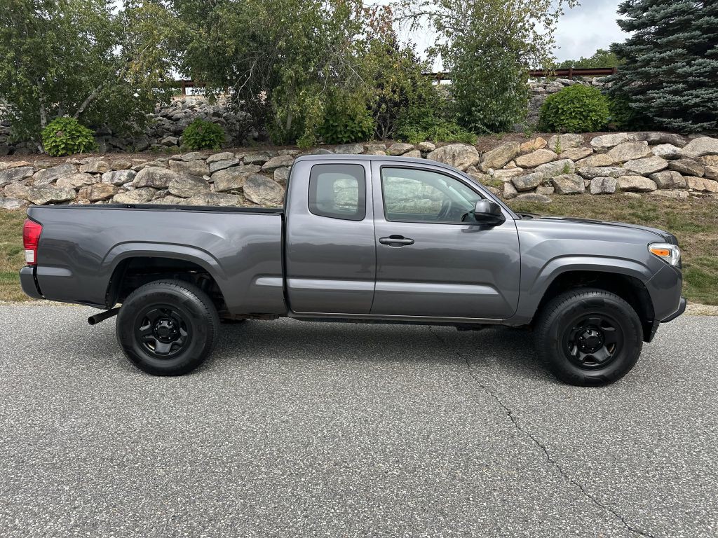2017 Toyota Tacoma Image 2