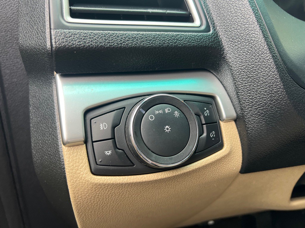 2016 Ford Explorer Image 16