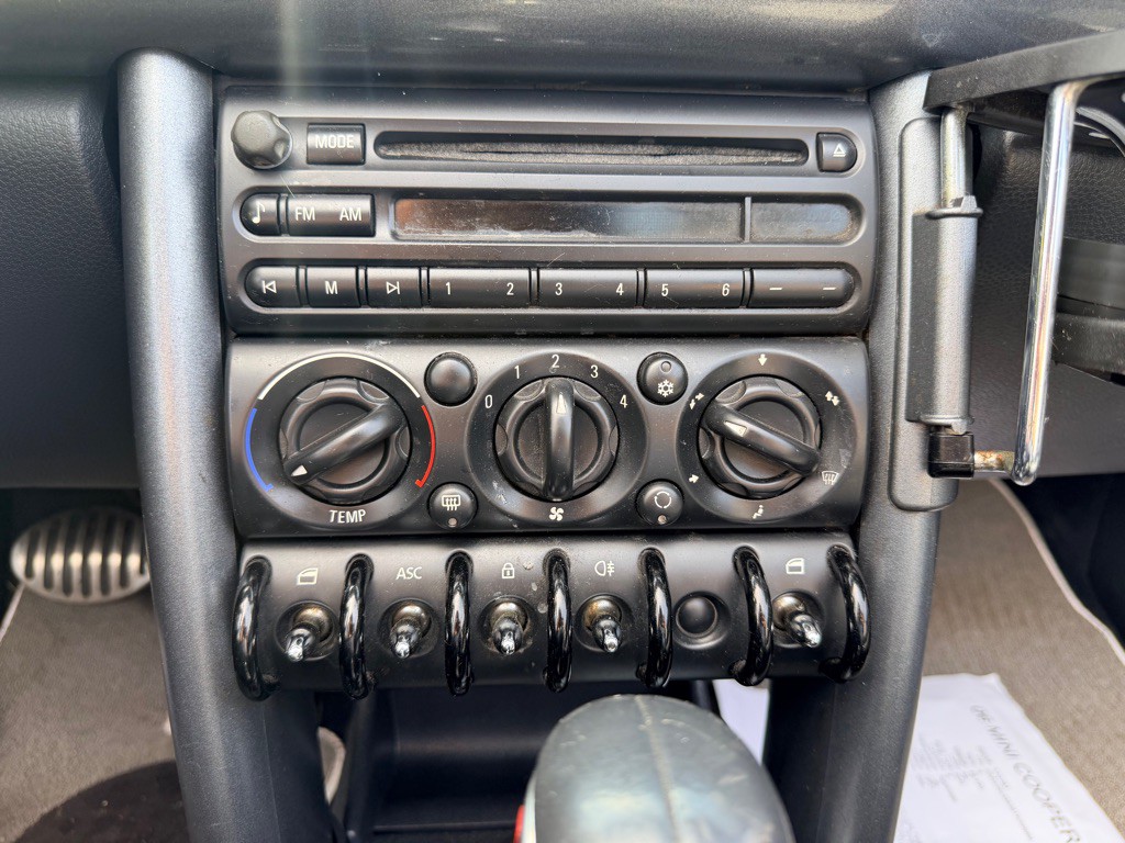 2006 MINI Cooper Image 15