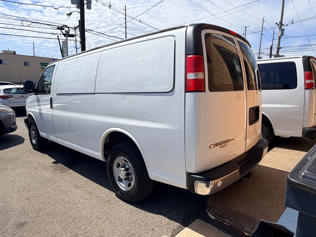 2016 Chevrolet Express Image 4