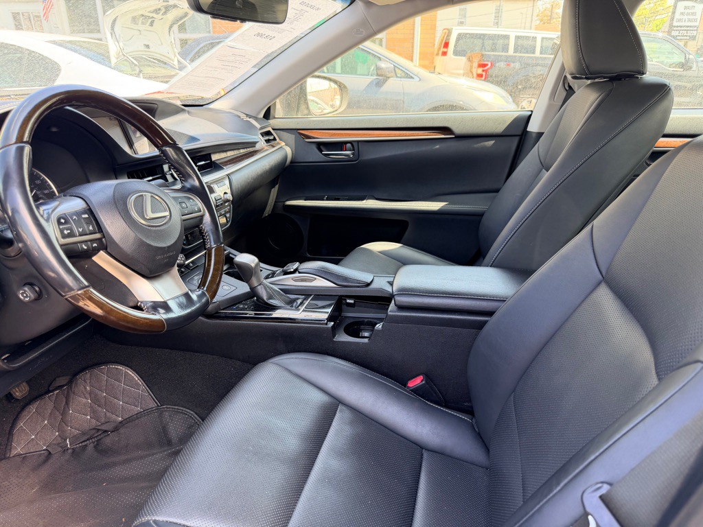 2016 Lexus ES Image 9