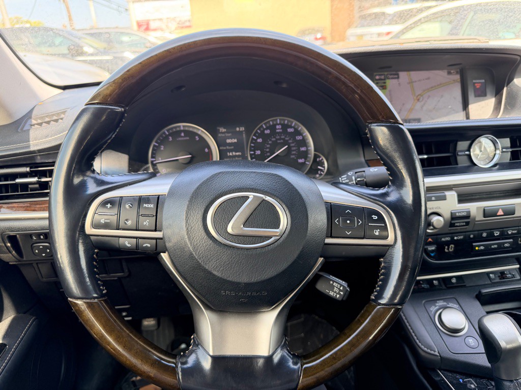2016 Lexus ES Image 16