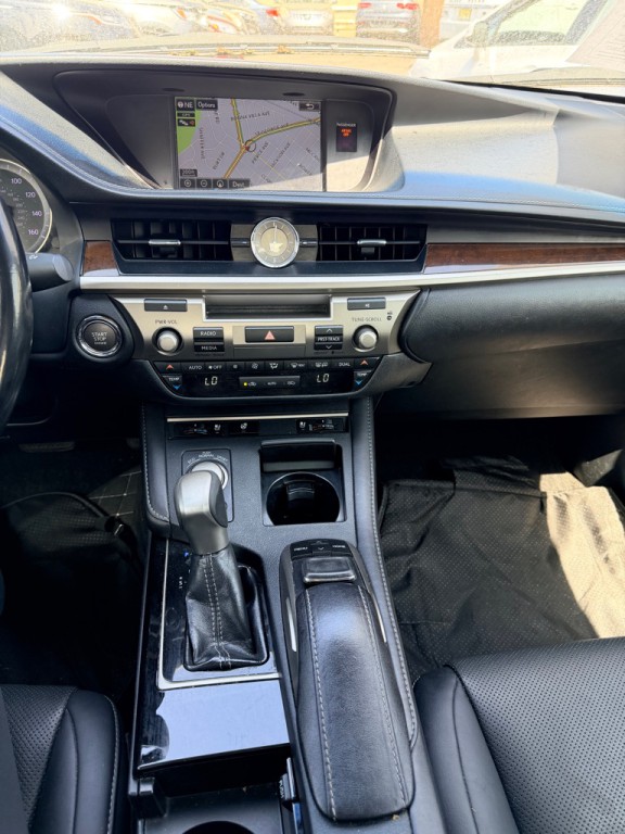 2016 Lexus ES Image 19