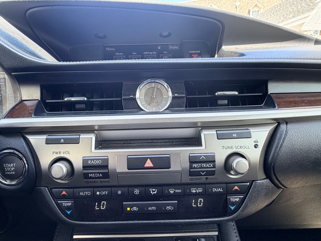 2016 Lexus ES Image 23