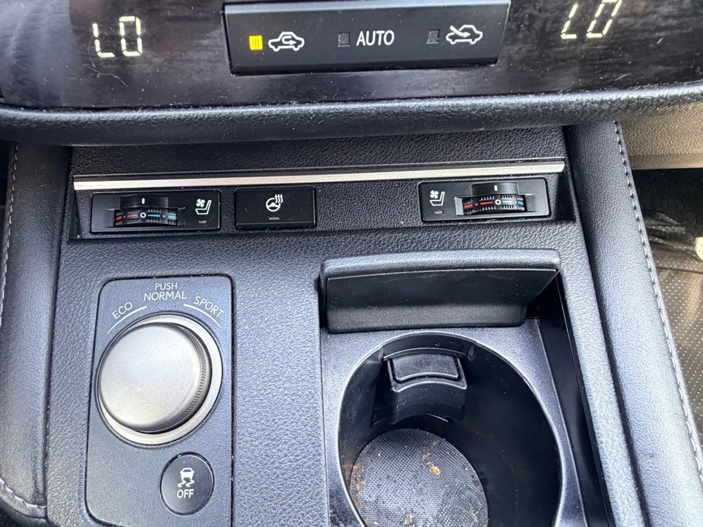 2016 Lexus ES Image 24
