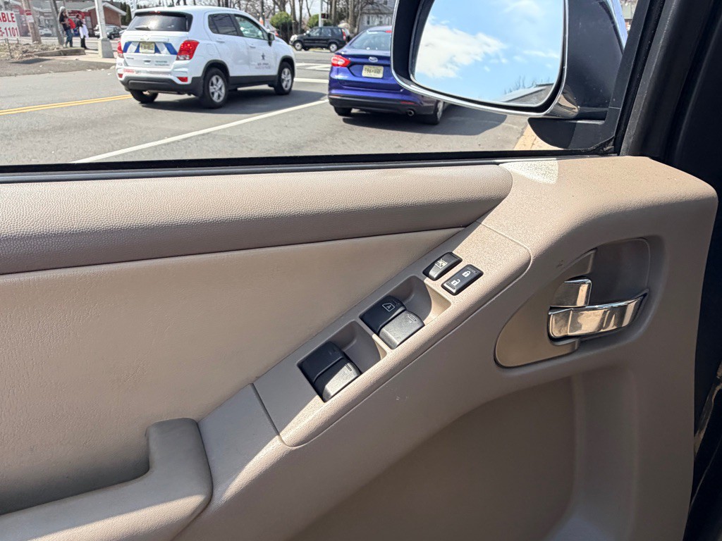 2011 Nissan Frontier Image 13