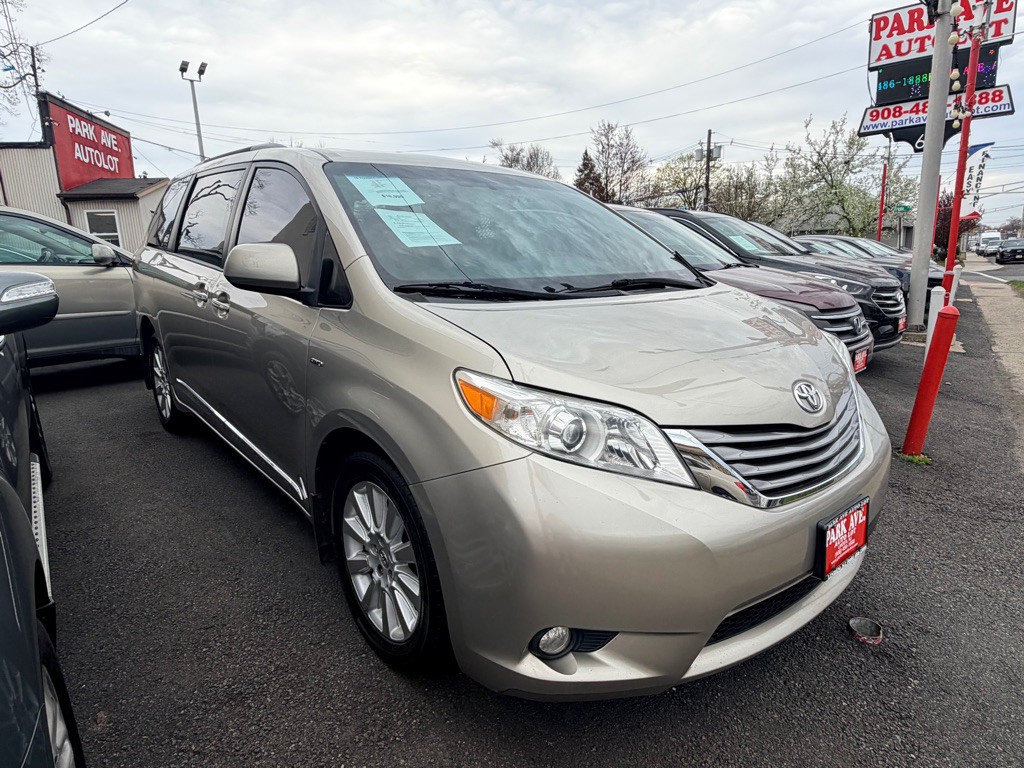 2016 Toyota Sienna Image 2
