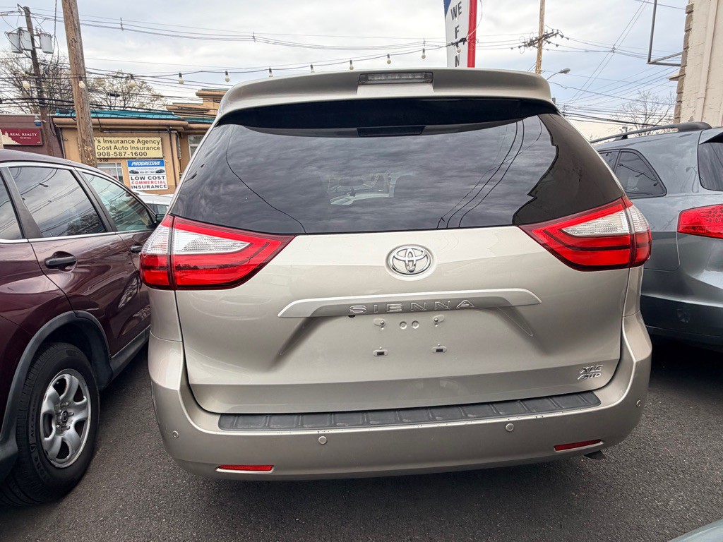 2016 Toyota Sienna Image 4