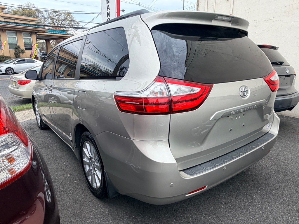 2016 Toyota Sienna Image 5
