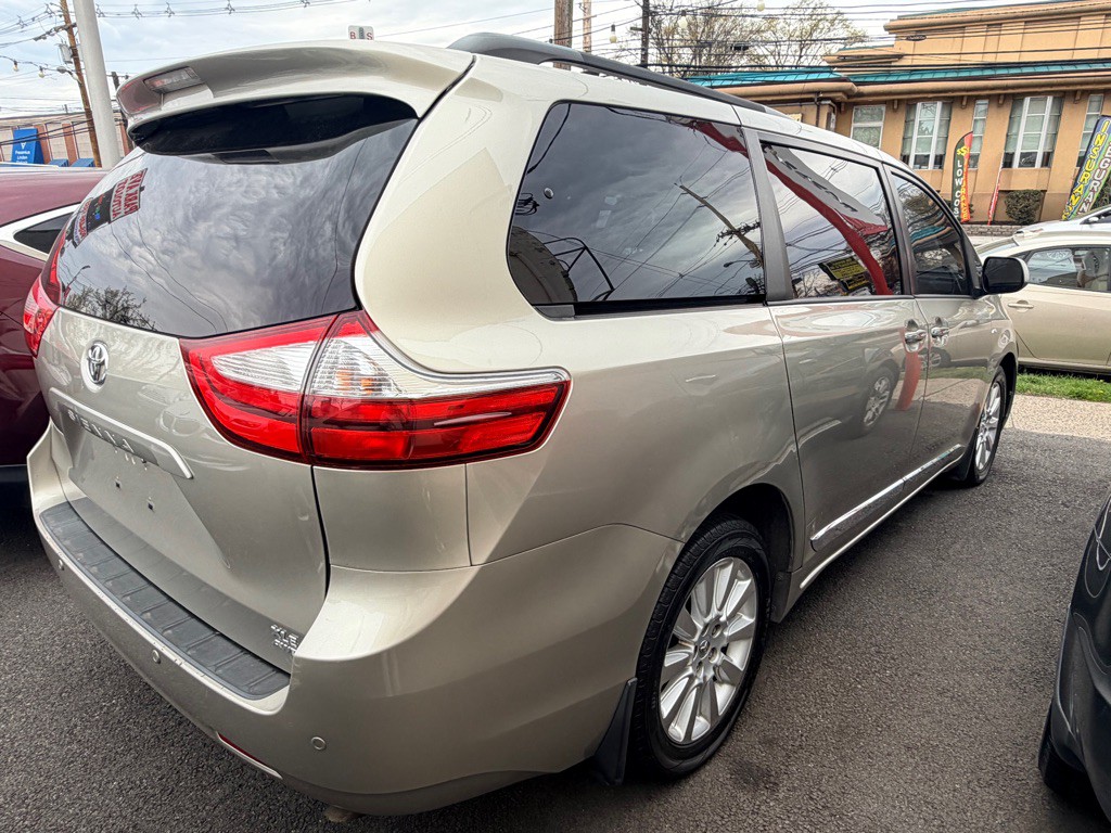 2016 Toyota Sienna Image 6