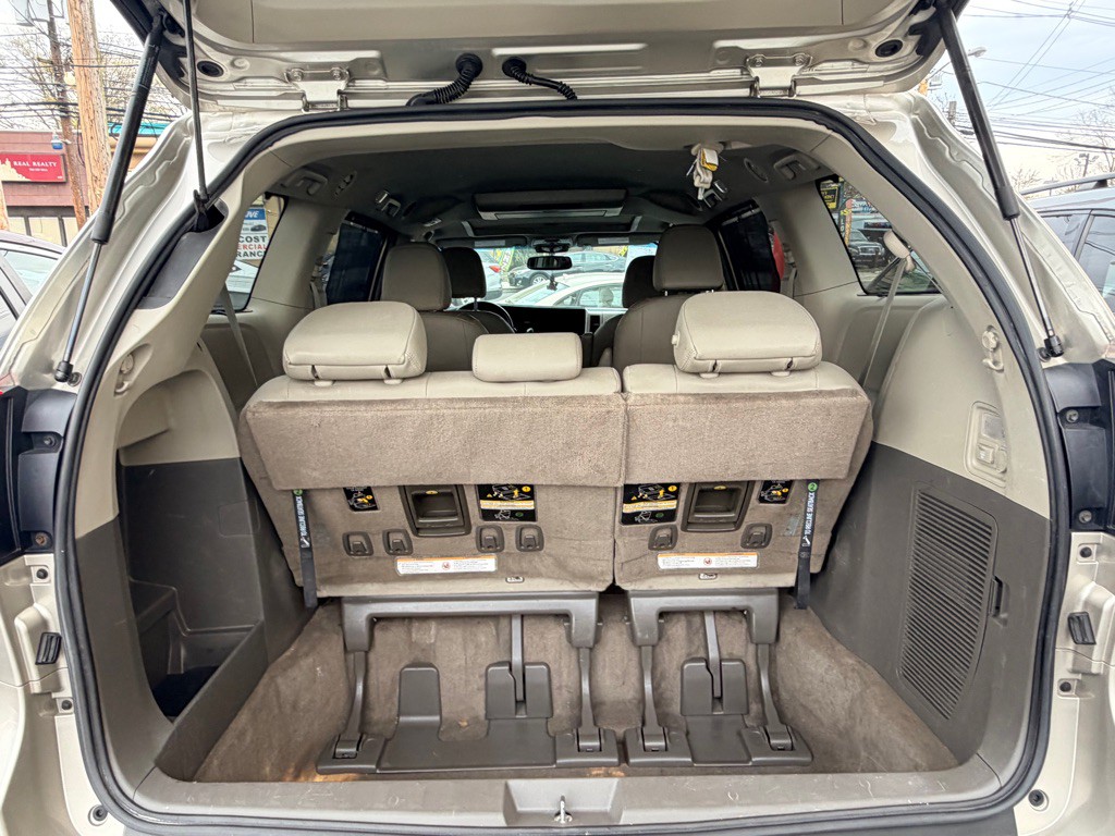 2016 Toyota Sienna Image 8