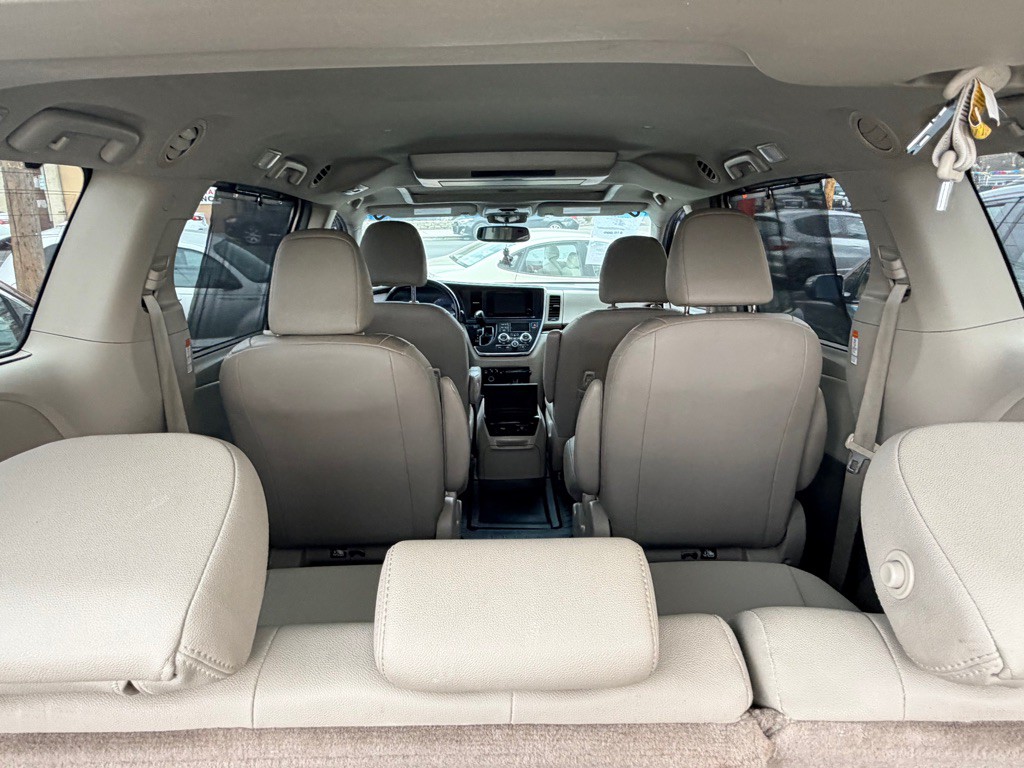 2016 Toyota Sienna Image 10