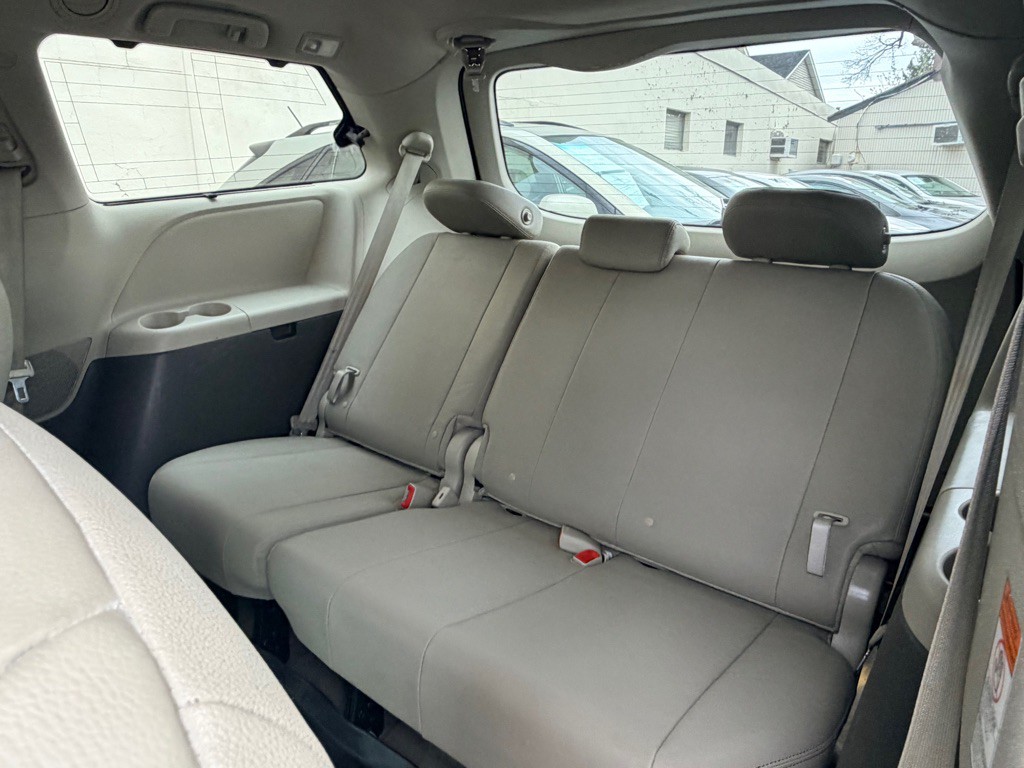 2016 Toyota Sienna Image 11