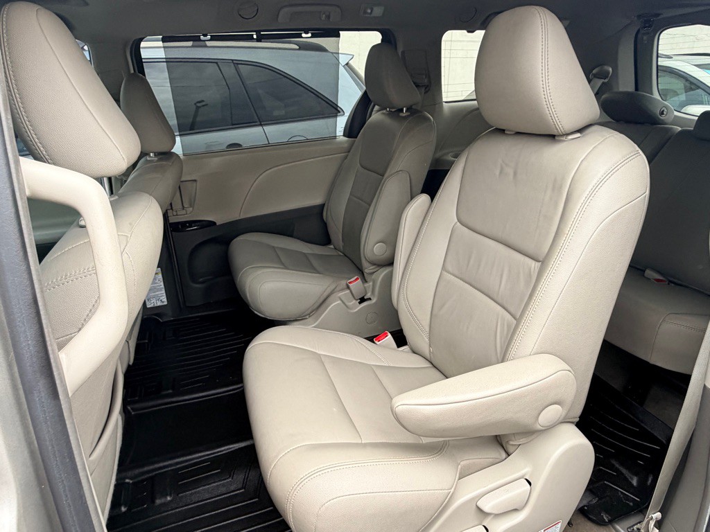 2016 Toyota Sienna Image 12