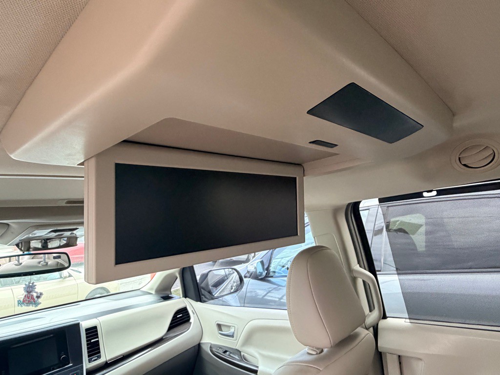 2016 Toyota Sienna Image 13