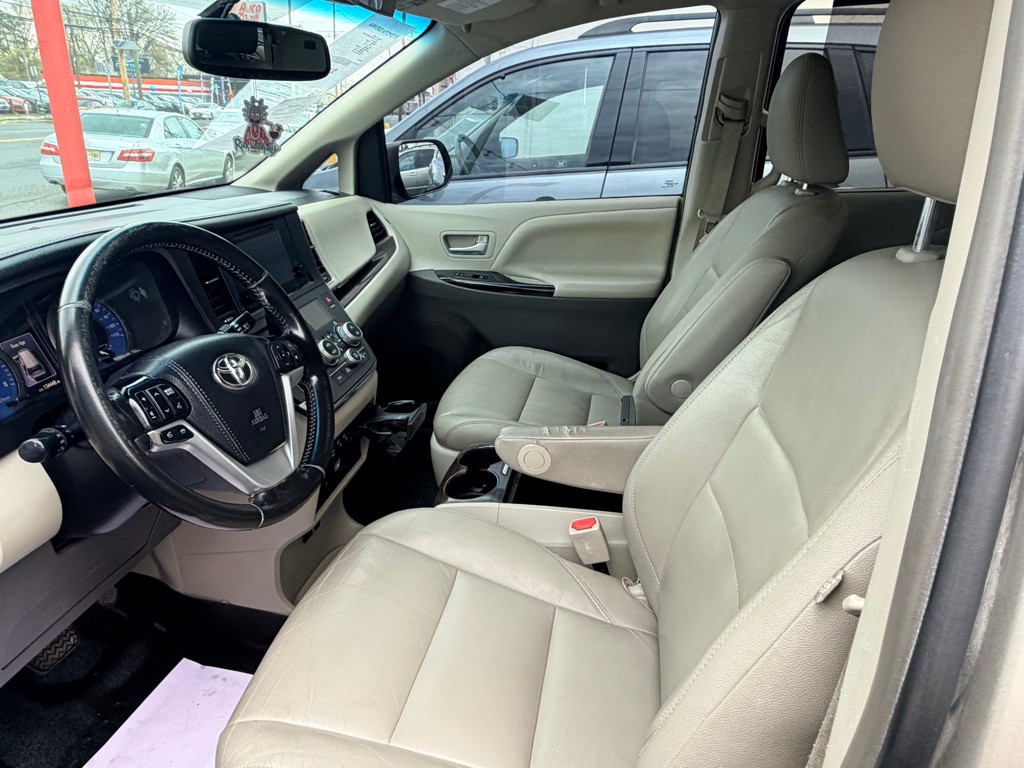 2016 Toyota Sienna Image 15
