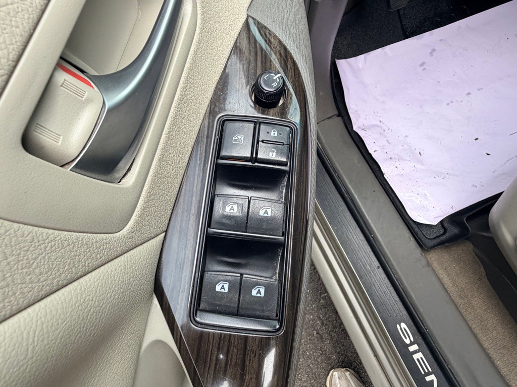 2016 Toyota Sienna Image 17