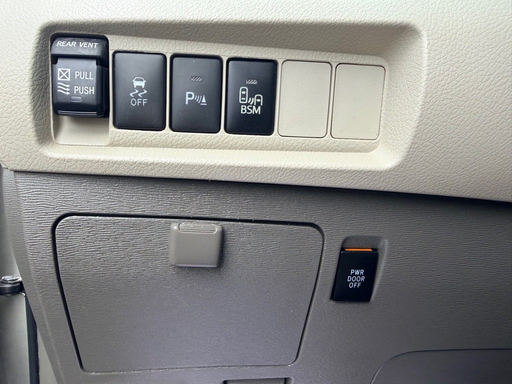 2016 Toyota Sienna Image 18
