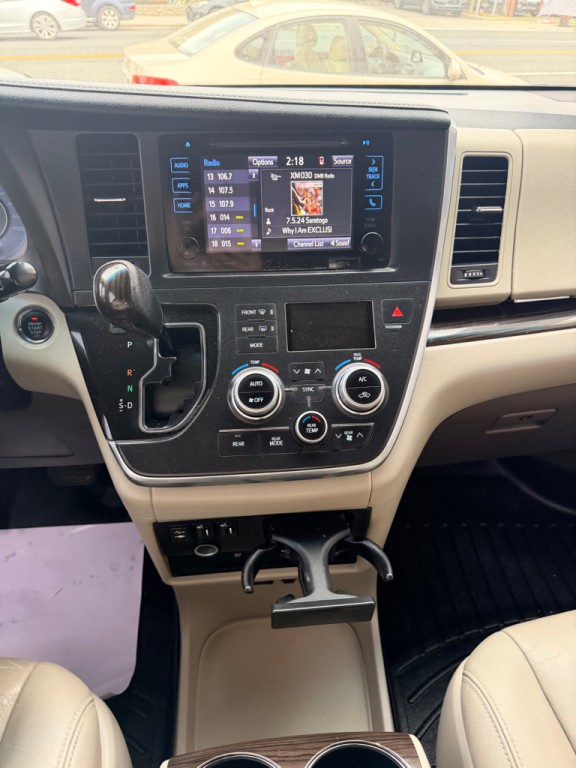 2016 Toyota Sienna Image 23