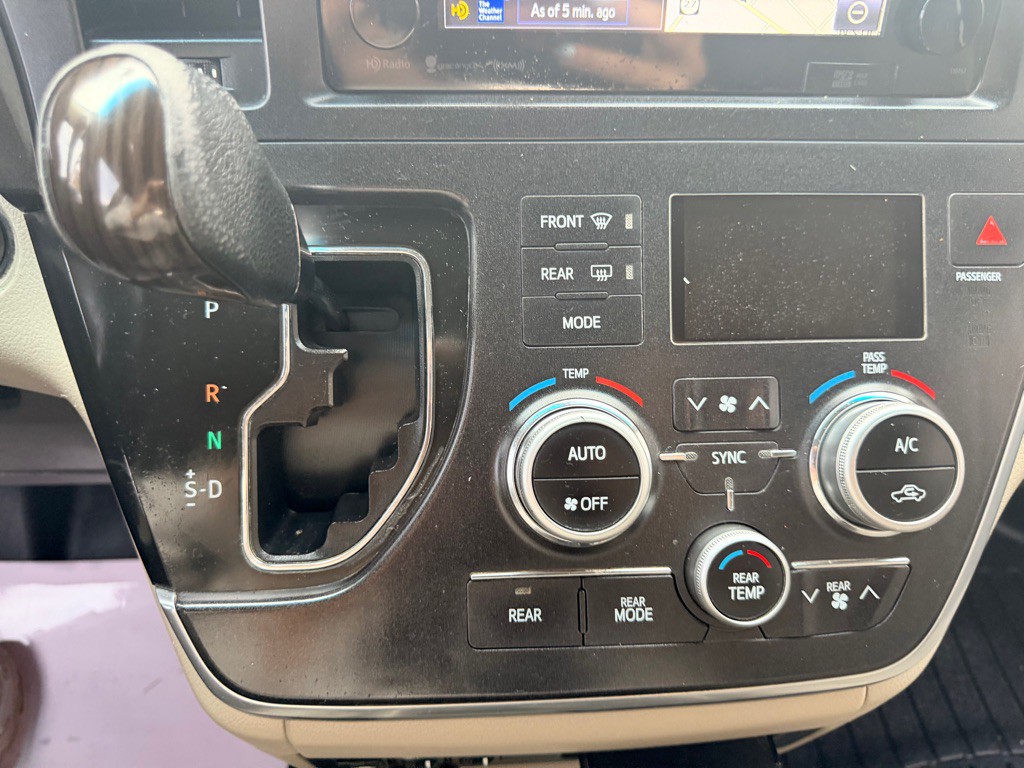 2016 Toyota Sienna Image 25